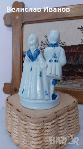 Порцеланова двойка на дама и кавалер в средновековен стил.Отлично състояние., снимка 3 - Колекции - 48083150