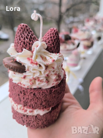 Ръчно изработена ароматна свещ торта червено кадифе, снимка 3 - Декорация за дома - 53565703