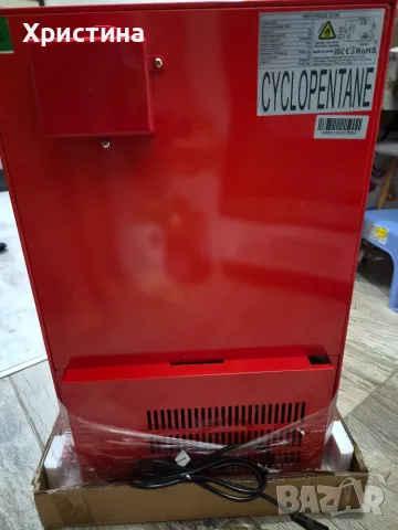 Мини хладилник на Кока Кола Coca Cola 68l НОВ, снимка 2 - Хладилници - 55756361