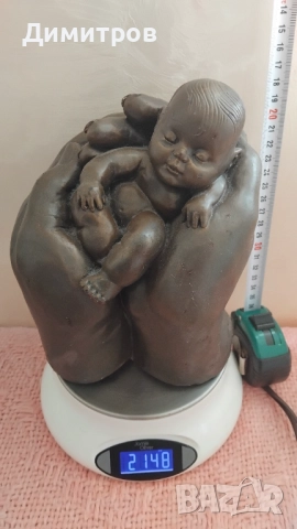 Авторска скулптура бебе мъм ръце
