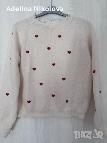 Пуловер с дантела