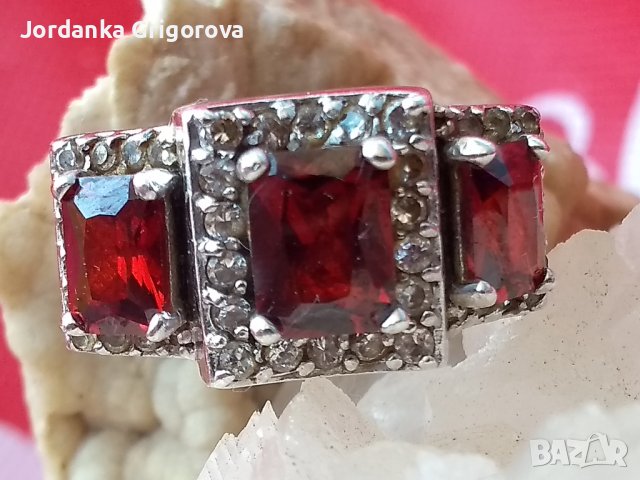 Много красив сребърен пръстен с естествени камъни