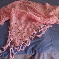 Плетен на една кука розов триъгълен шал, снимка 8 - Шалове - 34544456