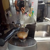 Кафемашина Гаджия Еволюшън с ръкохватка с крема диск, работи перфектно и прави страхотно кафе , снимка 4 - Кафемашини - 42309267