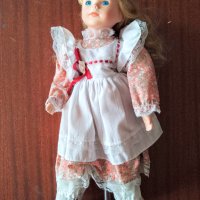 Порцеланова фигура колекционерска кукла с стойка и печат 40 см, снимка 3 - Други ценни предмети - 41642786