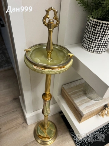 Паркетен пепелник от оникс и метал злато 