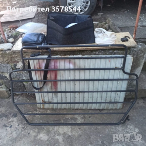 Предпазна метална решетка за кола за куче.