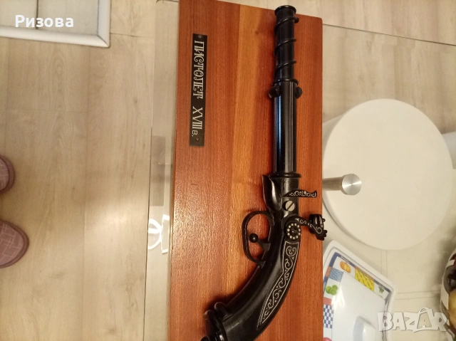 Пистолет в/у дървена подложка, снимка 2 - Антикварни и старинни предмети - 53291843