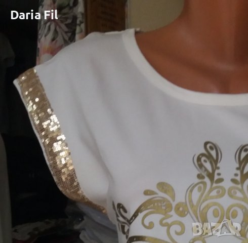 УНИКАЛНО КРАСИВА бяла блуза със златиста щампа и златисти пайети по ръкавите , снимка 2 - Тениски - 42110177