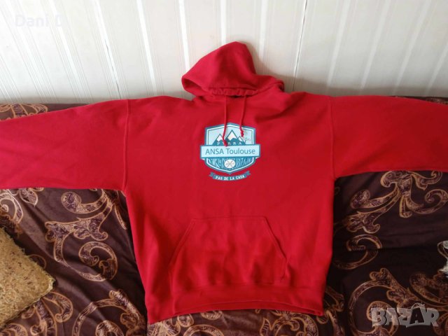 модерен суичър с качулка, джобове, размер М среден.