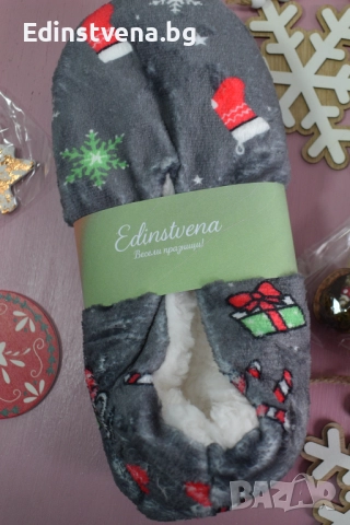 Коледни пухкави пантофи в сиво с ефектен принт, снимка 2 - Пантофи - 52572767