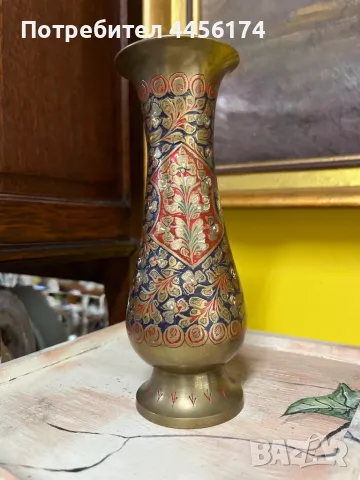 Месингова ваза Най-вероятно от Индия Ръчно резбована и оцветеня Височина-19.5 см и диаметър на горна, снимка 3 - Вази - 50172565