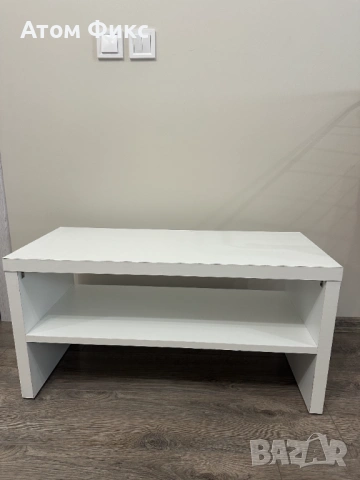 Бяла маса / ТВ шкаф / ниска етажерка в много добро състояние
