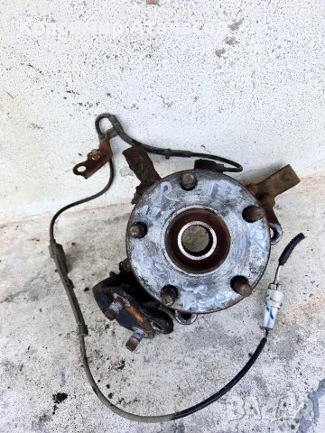 Шенкел главина преден десен за Тойота корола версо. 2.2 D-CAT. 177кс. 2006