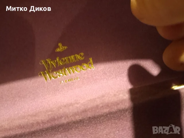 твърд златист калъф за очила от Vivienne Westwood с лилава вътрешна подплата и златисто лого Ко, снимка 3 - Слънчеви и диоптрични очила - 56094056
