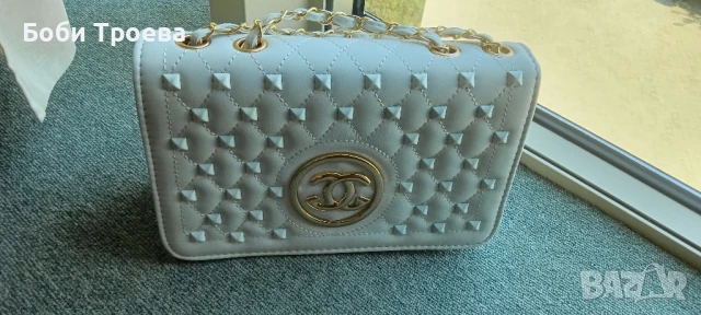 Стилна дамска чанта. Изработена от висококачествена еко кожа. Разполага с: едно разпределение