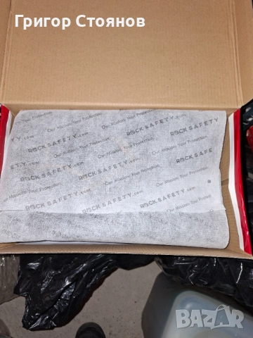 Продавам два чифта работни летни обувки и един чифт зимни