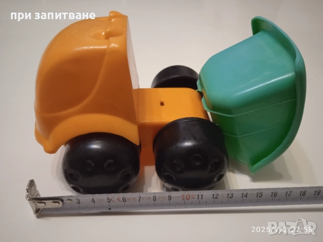 Стара играчка лодка с пингвини и старо камионче