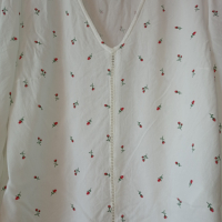 Бяла блуза с рози 38, H&M, снимка 2 - Блузи с дълъг ръкав и пуловери - 36361552