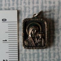 Малък медальон Света Богородица с Младенеца, снимка 1 - Колиета, медальони, синджири - 35884545
