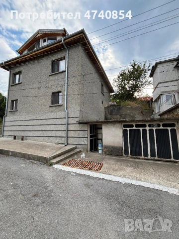 Двуетажна тухлена къща с таванска стая, двор и гараж в гр. Омуртаг, снимка 2 - Къщи - 53512135