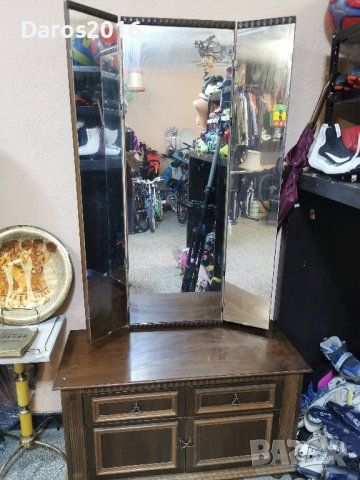 Стара тоалетка със сгъваемо огледало 