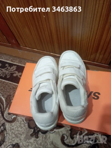 Юношески маратонки Adidas, подходящи за всекидневна употреба.