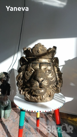 „Лъв с корона“, впечатляваща скулптура, символ на сила, увереност и успех. 