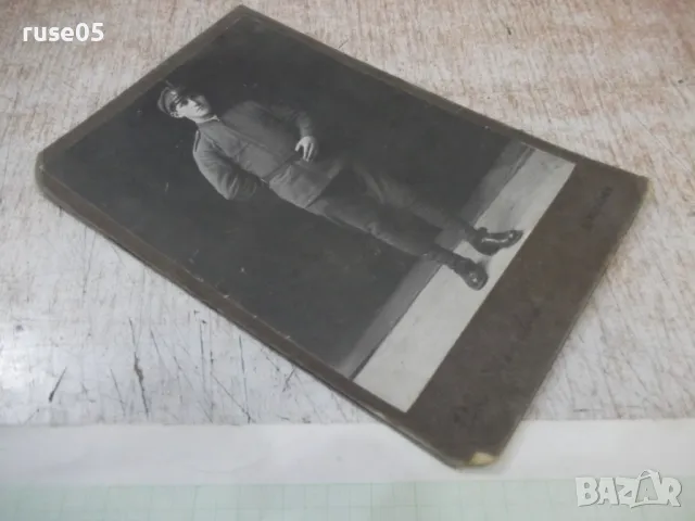 Снимка стара картон на мъж в униформа с ръка на колана, снимка 3 - Колекции - 47820058