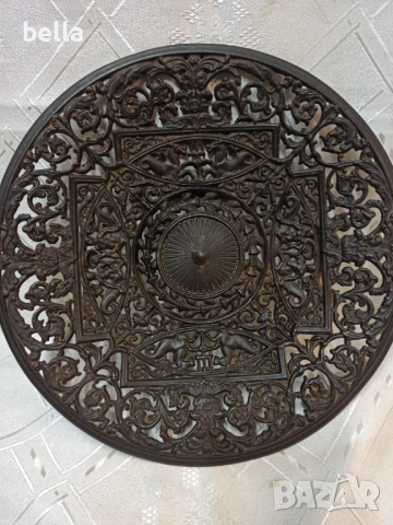 Масивна  чугунена чиния която е отлята и е за окачване на стена.Изцяло богато украсена с ажурна деко, снимка 7 - Антикварни и старинни предмети - 52771782