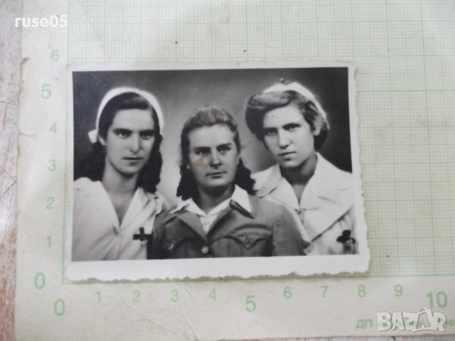 Снимка стара на три млади жени