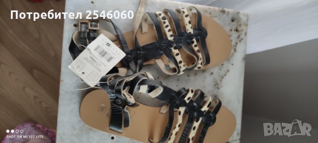 Нови сандали с етикет