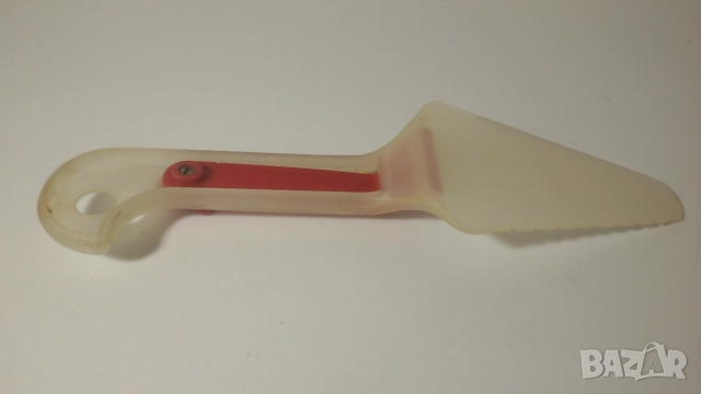 Ретро пластмасова шпатула за торти и подобни неща, с механизъм за избутване, снимка 3 - Антикварни и старинни предмети - 51708936