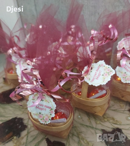 Малка кошничка с бонбони и късметче за 8 март 