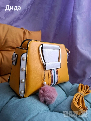 Дамска жълта чанта с помпон, снимка 2 - Чанти - 53280338