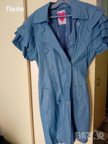 Интересен тънък кожен блейзер с колан, с една забележка 