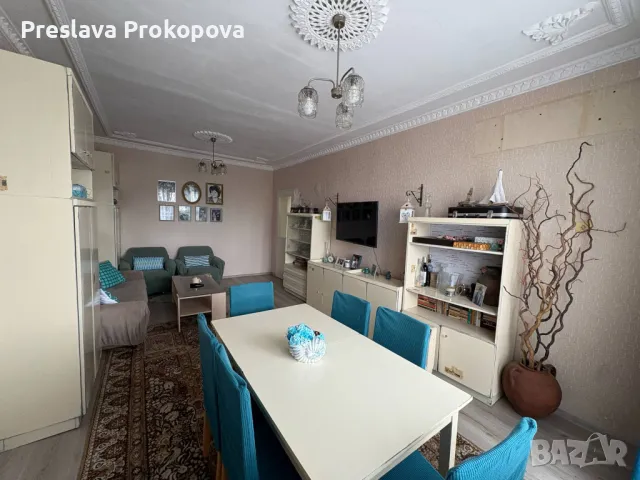 Просторен 4-стаен апартамент в центъра – срещу пощата! Тухла, гараж, 2 мази и дизайнерско винтидж об