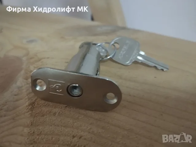 Ключалка за мебели пуш ботон с два ключа Häfele 1672506, снимка 4 - Други стоки за дома - 56220550