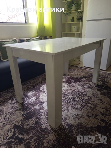 Трапезна, нова маса бял гланц