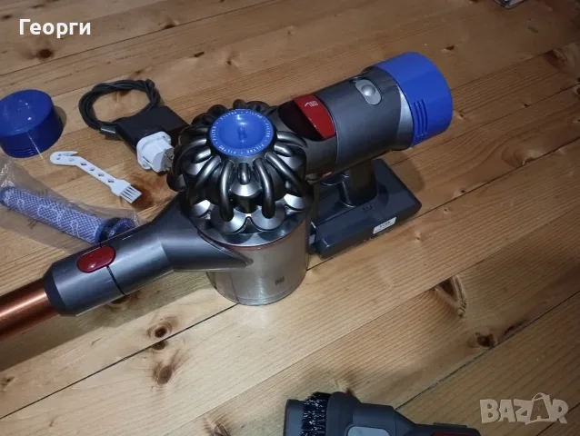 Много добра прахосмукачка Dyson V8 с нова батерия и аксесоари, снимка 3 - Прахосмукачки - 56258826