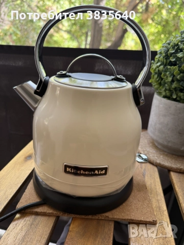 Електрическа кана KitchenAid в елегантен ретро дизайн и кремав 