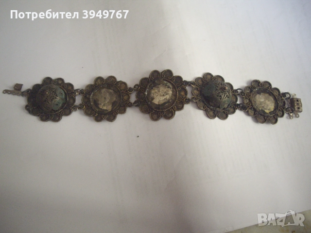 Стара била филиграмна гривна.