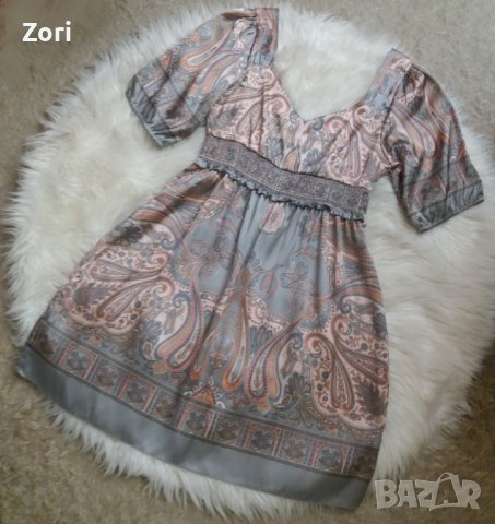 Кукленска рокля в сиво-розов пейсли принт и с буфон ръкав, снимка 6 - Рокли - 41413270