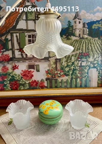 Антични стъклени вази и лампа