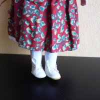 Порцеланова кукла с червена рокля на цветя готина, снимка 4 - Други ценни предмети - 21042503