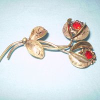 Арт Деко брошка дубле цветя червен кристал, снимка 1 - Антикварни и старинни предмети - 39411510