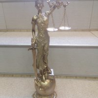 Продавам статуетка Темида в златно! , снимка 1 - Декорация за дома - 40896652