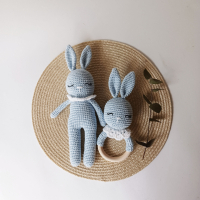 Детска играчка ръчна изработка, плетено зайче, дрънкалка и клипс за биберон, подарък за бебе, снимка 2 - Други - 41480447