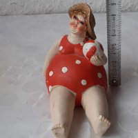 Дебелана на плаж, дебела жена с червен бански, снимка 6 - Статуетки - 38974263