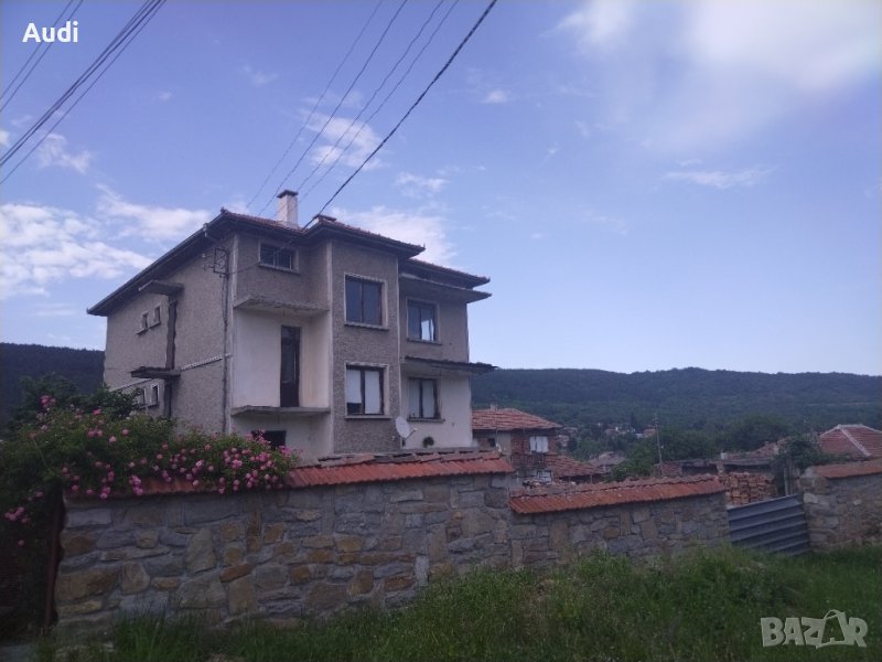 Продавам триетажна тухлена къща с два гаража гараж в с. Присово Покривът и комините са ремонтирани. , снимка 1